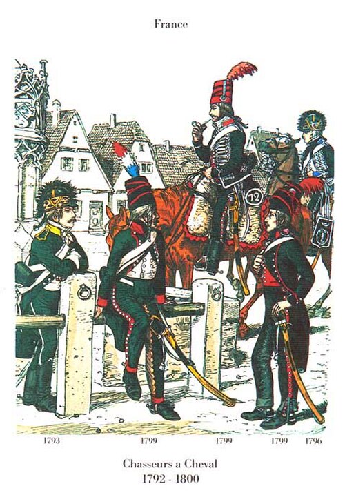 لوحة لرجلين على ظهور الخيل وثلاثة رجال واقفين تحمل اسم "Chasseurs a Cheval" (1792-1800). جميعهم يرتدون زيًا أخضر داكنًا، اثنان منهم يرتديان خوذات مزينة بشعار، وثلاثة يرتدون قبعات طويلة تُسمى "mirliton".