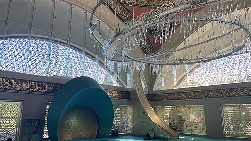 مسجد ساكيرين، يُعتقد أن مهندسة المسجد هي أول امرأة تصمم مسجداً. (2009)