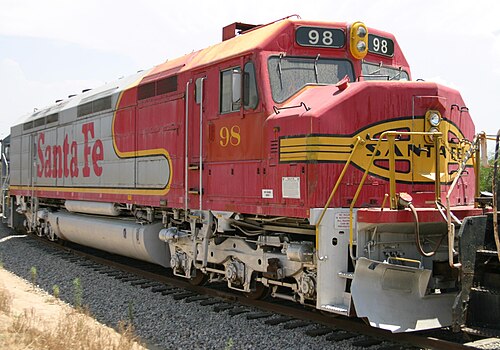 سانتا فيه رقم 98 (أصلاً رقم 108)، وهي قاطرة EMD FP45 مزينة بألوان Warbonnet، بما في ذلك شعار "شريط السيجار" التقليدي على مقدمة القاطرة.