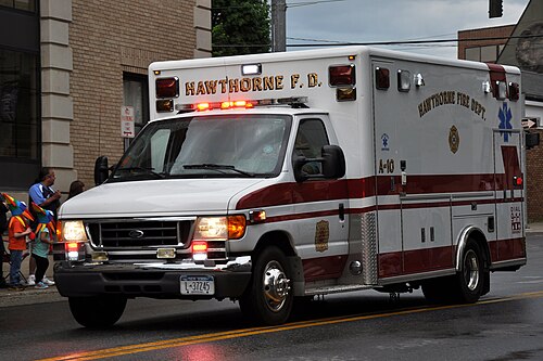 سيارة إسعاف تابعة لإدارة الإطفاء رقم 63-ب-1، وهي من طراز فورد/براون موديل 2004