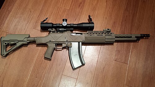 بندقية الهجوم المضاد الثقيلة (HCAR)، وهي نسخة مدنية خفيفة الوزن حديثة من بندقية M1918 BAR التي أنتجتها شركة Ohio Ordnance Works في صورة جانبية.