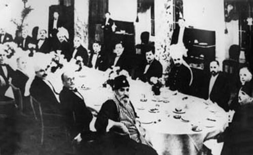 في حفل أقيم خلال مؤتمر المائدة المستديرة الثاني في لندن عام 1931
