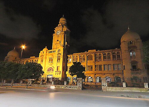 مبنى KMC ليلاً