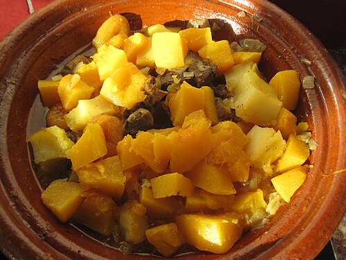 طاجين باللحم والمانجو. الطاجين طبق مغاربي سمي نسبةً إلى الإناء الفخاري الذي يُطهى فيه. ويُعرف أيضاً باسم مراق أو مرقا.