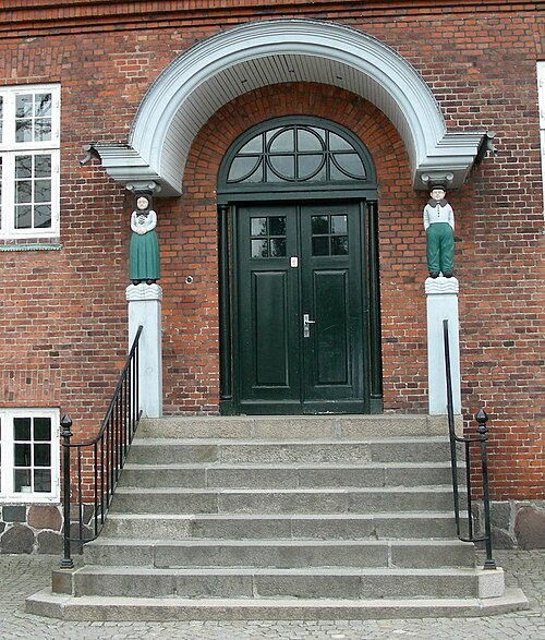مدخل جديد إلى Tøxens Skole السابق في Køge (الآن Sankt Nicolai Skole Nord)