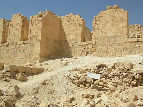 مستشفى ألماني تركي (1906-1917) بُني على أنقاض حصن بيزنطي في نيزانا. لاحظ آثار المعركة.