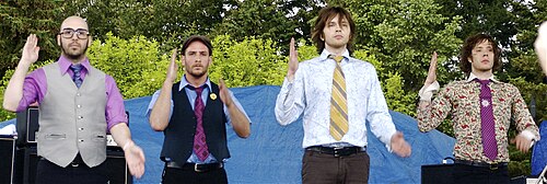 صورة ملونة لفرقة OK Go وهي تقدم عرضاً حياً في عام 2006