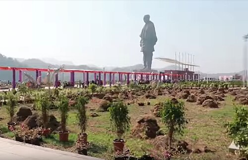 تمثال الوحدة، كما يُرى من خلال المروج