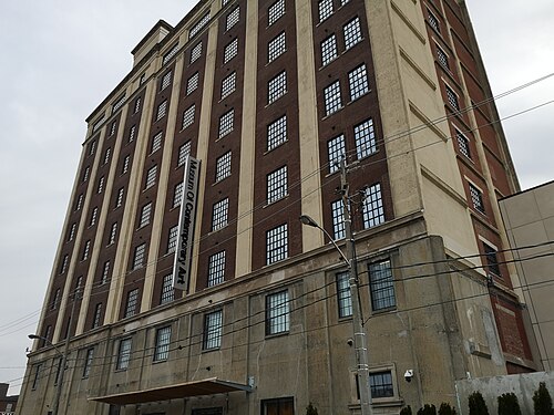 الواجهة الشرقية الخارجية لمبنى تاور للسيارات من الأرض