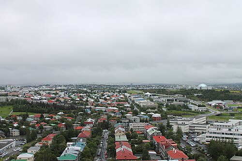 النظر إلى الجنوب الشرقي من Hallgrímskirkja