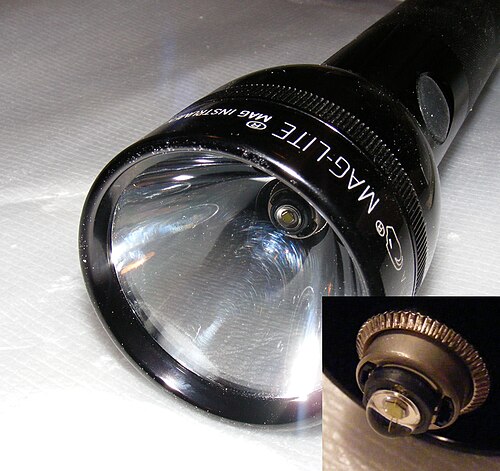 صورة مقرّبة لمصباح Maglite رباعي الأبعاد مزوّد بوحدة إضاءة LED من نوع Luxeon مثبتة من المصنع. تُظهر الصورة المُدرجة وحدة الإضاءة LED بعد إزالة عاكس الضوء.