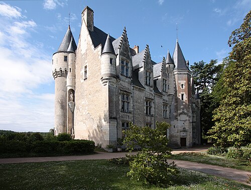 Vue d'un château montrant une échauguette à l'angle deux murs au Premierplan.