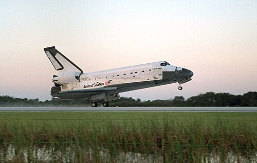 هبوط مكوك الفضاء الأمريكي كولومبيا في نهاية مهمة STS-73، عام 1995