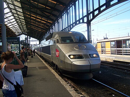 يصل قطار TGV المتجه إلى ليل وبروكسل إلى المحطة