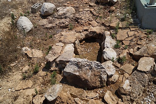 قبر صغير، مبني من حفرة مربعة محاطة بقطع حجرية