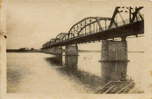 جسر حديدي ذو دعامات يعود تاريخه إلى عام 1925