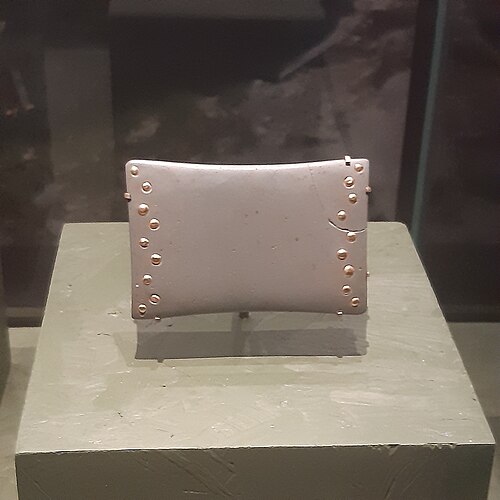 واقي معصم حجري مرصع بمسامير ذهبية، إنجلترا، حوالي 2200 قبل الميلاد