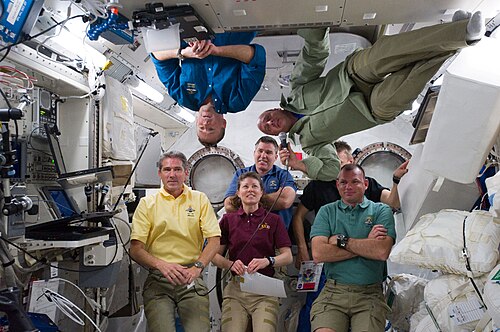 طاقم مهمة STS-132 وتريسي كالدويل دايسون خلال الفعالية التعليمية في اليوم التاسع من الرحلة