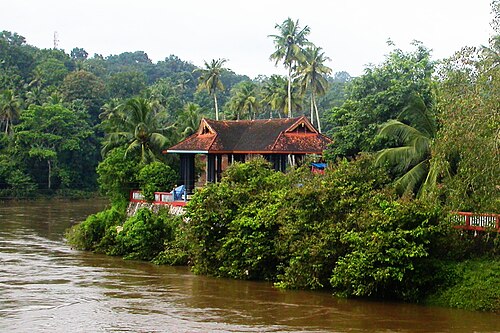 معبد Thazhoor Bhagavathy Kshetram على ضفاف نهر Achankovil - منظر من جسر Thazhoor