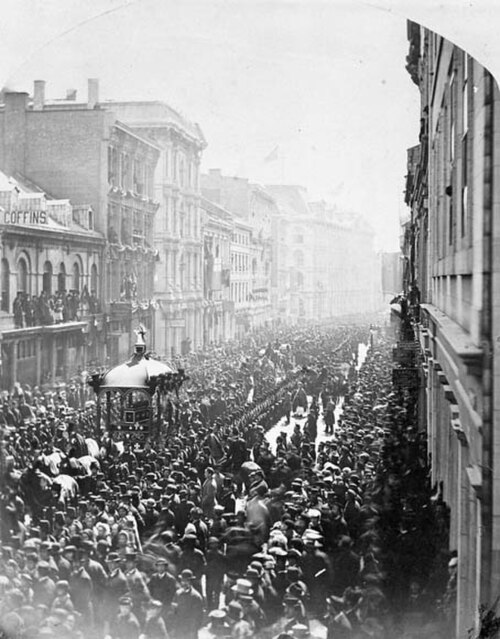 اجتذبت جنازة توماس دارسي ماكجي في عام 1868 حشدًا من 80 ألف شخص من أصل عدد سكان المدينة البالغ 110 آلاف نسمة.