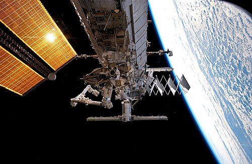 مجموعة دعامات S3/S4 التي تم تركيبها حديثًا خلال أول عملية سير في الفضاء لمهمة STS-117 في 11 يونيو 2007.