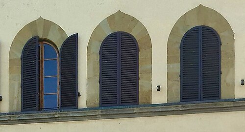 أقواس عارضة في Palazzo Guadagni [عليه]