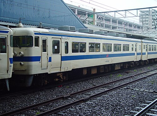JR Kyushu KuHa 455–605 في مجموعة مختلطة من سلسلة 475/455، مايو 2006