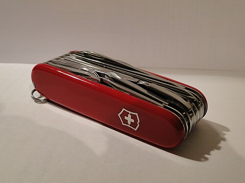 "Victorinox SwissChamp"، مع أدوات متعددة