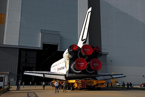 إنديفور في طريقها إلى مبنى تجميع المركبات خلال الاستعدادات لإطلاق مهمة STS-89. يوجد في أعلى المدخل فتحة للمثبت الرأسي.