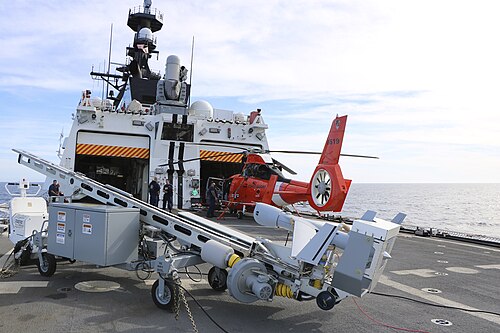 يظهر ScanEagle في الصورة على متن سفينة خفر السواحل الأمريكية Stratton، والتي كانت أول سفينة تابعة لخفر السواحل الأمريكية يتم نشرها مجهزة بالكامل بطائرة بدون طيار صغيرة لدورية كاملة.