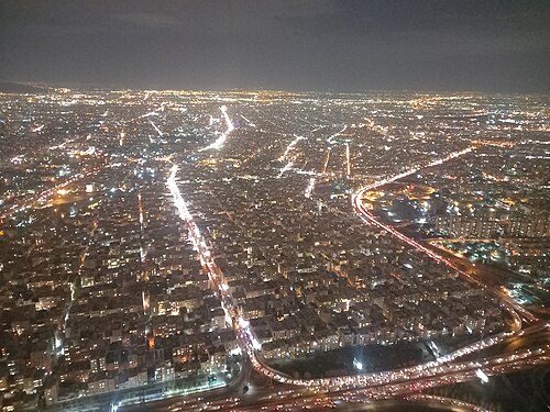 منظر لمدينة طهران ليلاً من برج ميلاد