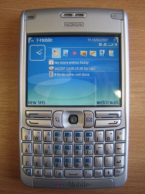 تم إصدار نوكيا E61 عام 2006