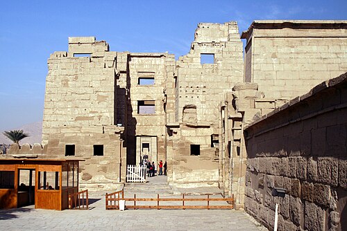 مدخل مجدول إلى مدينة هابو من الجنوب الشرقي