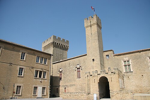 فناء Château de l'Empéri