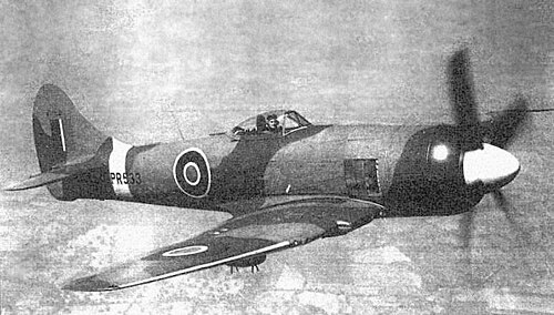 Tempest Mk. II – نموذج الإنتاج المبكر FB Mk. II PR533. لاحظ حوامل القنابل الموجودة أسفل الجناح.
