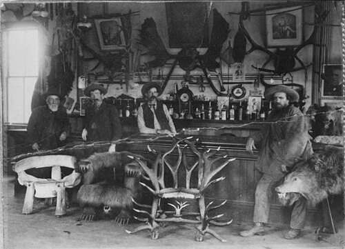 صورة داخلية لفندق وصالون سيث كينمان في تيبل بلاف، كاليفورنيا، 1889