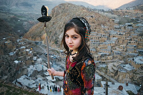 فتاة قروية في بالانغان تستعد لإشعال النار احتفالاً بعيد نوروز، 2019