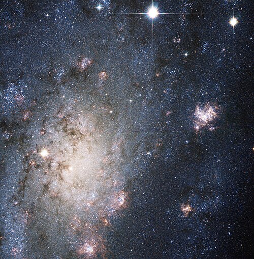 NGC 2403 من تلسكوب هابل الفضائي