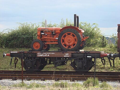 شاحنة نقل البضائع المحفوظة من طراز Conflat A مع جرار (حمولة غير عادية)