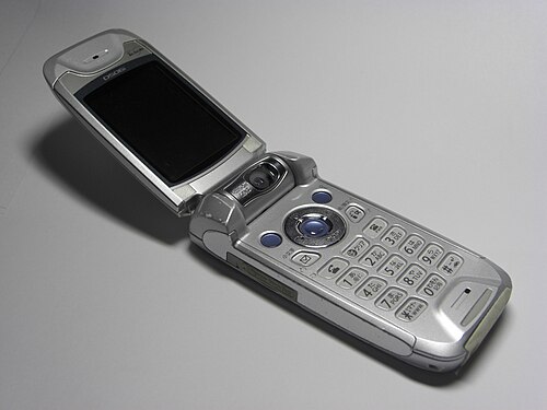 هاتف NTT DoCoMo D506i القابل للطي، وهو هاتف ياباني من إنتاج شركة ميتسوبيشي.