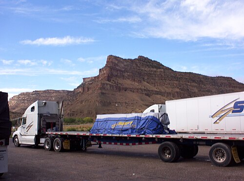 شاحنة Freightliner Columbia مزودة بمقطورة مسطحة ذات محورين متباعدين