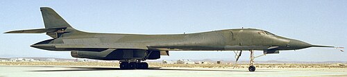 صورة جانبية يمنى لطائرة من طراز B-1A على الأرض عام 1984