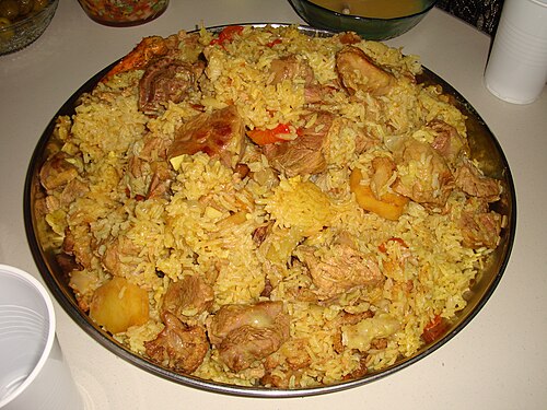المقلوبة، وهي طاجن من الأرز والباذنجان أو القرنبيط، وغالباً ما تحتوي على لحم الضأن.