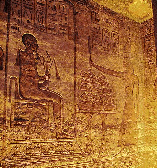 رمسيس يقدم القرابين للإله بتاح الجالس. نقش بارز داخل المعبد الصغير.