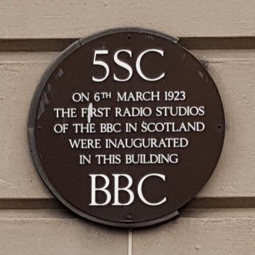 لوحة تذكارية على مبنى في شارع باث، غلاسكو، تحمل النص التالي: "5SC One 6 مارس 1923 تم افتتاح أول استوديوهات إذاعية لهيئة الإذاعة البريطانية (BBC) في اسكتلندا في هذا المبنى BBC".