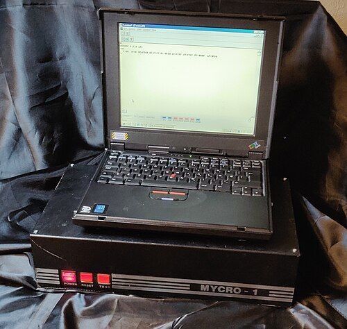 صورة لجهاز Mycro-1 مع حاسوب محمول يعمل عليه برنامج محاكاة طرفية للاتصال بجهاز Mycro-1