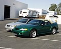 سيارة SVT Cobra المكشوفة موديل 1999. لاحظ المصابيح الأمامية والعجلات المصنوعة من الكروم الأصلية.