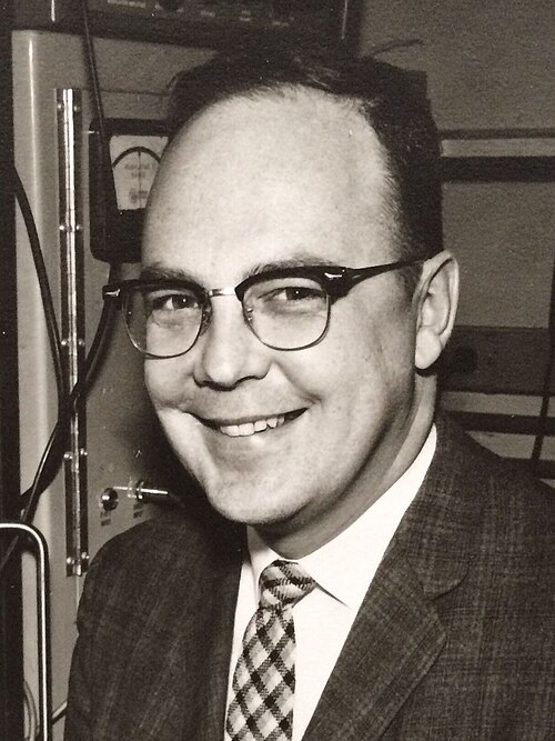صورة بالأبيض والأسود لإدوارد ل. كوكران وهو يبتسم في مختبر، حوالي عام 1958