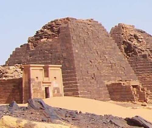 من اليسار إلى اليمين: كنيسة الهرم رقم 6، الهرم رقم 7