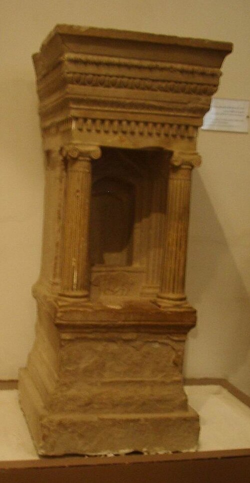 جرة للشاعر، "naïskos"